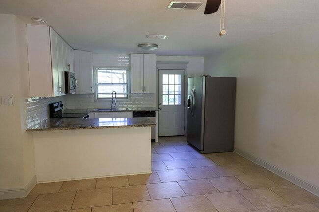 Building Photo - 133 Hickory Dr