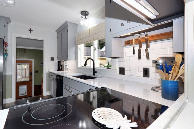 Building Photo - Beautiful Waterview Home on Chesapeake Ave...