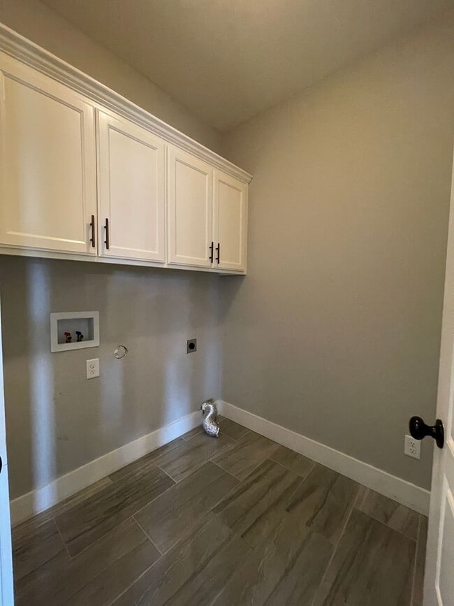 Building Photo - 202 Crestwood Ln