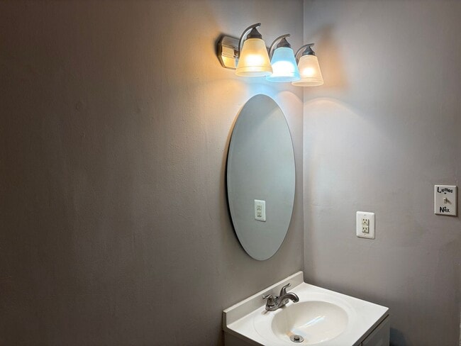 Building Photo - Renovated 3 Bed Twin Home for Rent