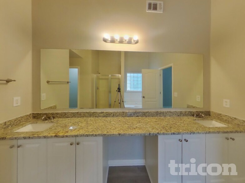 Building Photo - 821 Monroe Ct