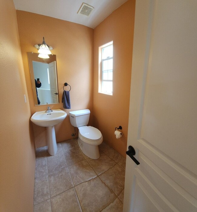 Building Photo - Contemporary Beautiful Spacious 4 bed 3 bath home