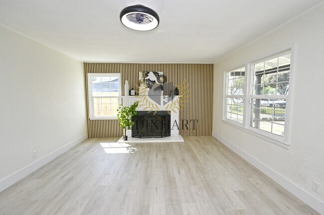 Building Photo - 1584 N Carruth Ave