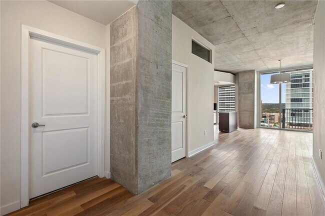 Building Photo - 360 Nueces St