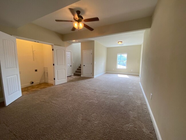 Building Photo - 3 bedroom, 3 bathroom home located in Brus...