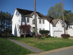 Building Photo - 104 Runaway Ln