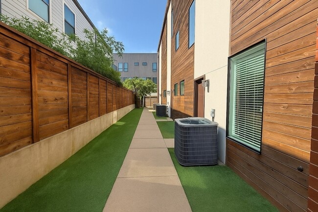 Building Photo - 1931 N Prairie Ave