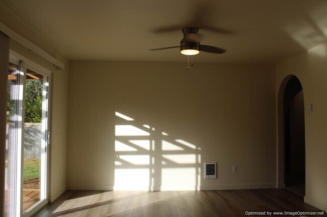 Building Photo - Bright Updated -2 bedroom 2 bath Duplex