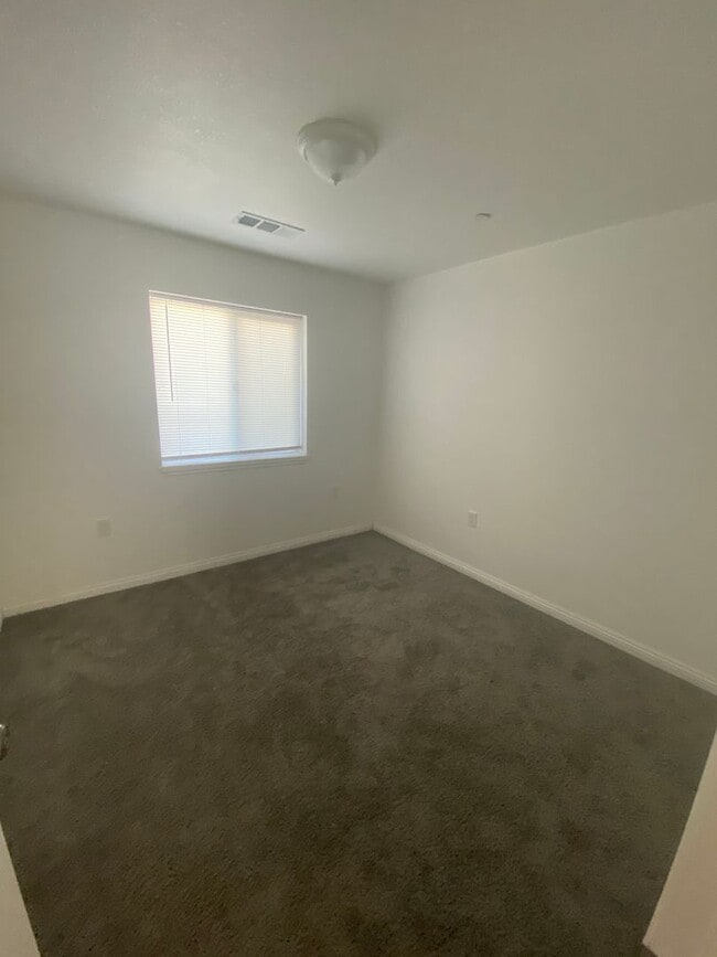 Building Photo - Spacious and New with Solar in Central Hanford