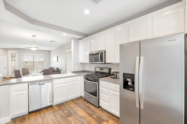 Building Photo - Great location 3 bedrooms 2 1/2 bath, community pool, St. Rose pkwy and Spencer