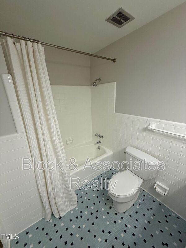 Building Photo - 212 Sampson St