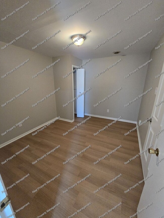 Building Photo - Updated 4 Bedroom