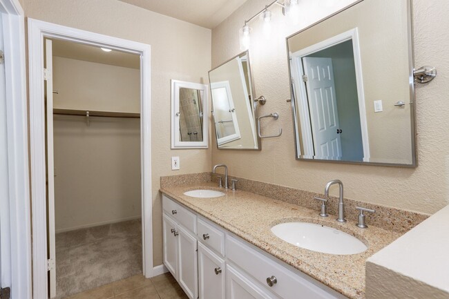 Building Photo - 3 Bed / 2.5 Bath bright and spacious home ...