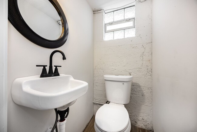 Building Photo - Move in by 3/15 for reduced rent special! Renovated 3 bedroom minutes from Hyde Park!