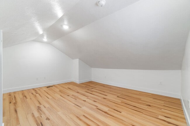 Building Photo - Luxury 3 bed 2 bath, large courtyard, amazing south side flats location!