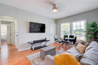 Building Photo - 227 SW 30th Ave