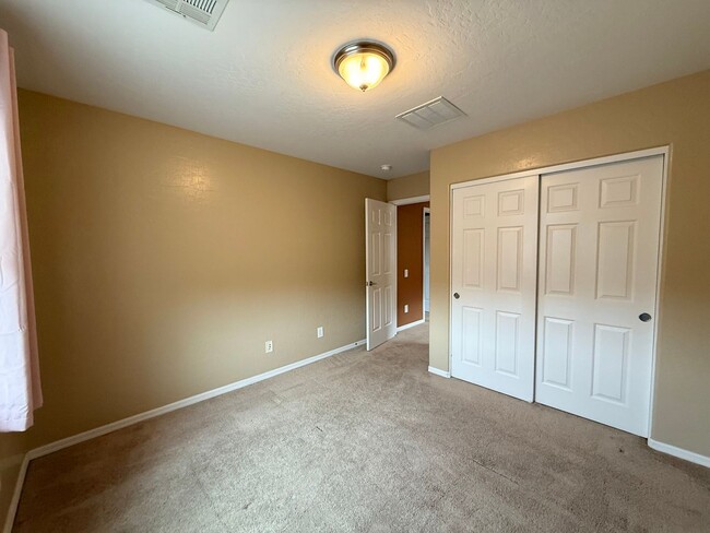 Building Photo - 3/BD 2.5/BA Home in Gated Community with S...