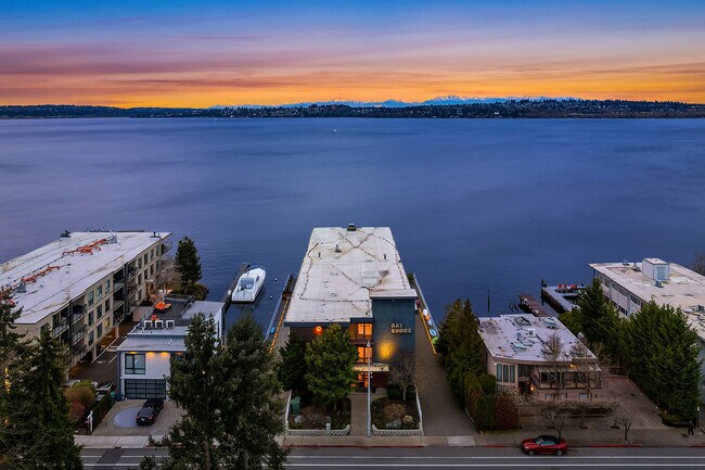 Building Photo - 6421 Lake Washington Blvd NE