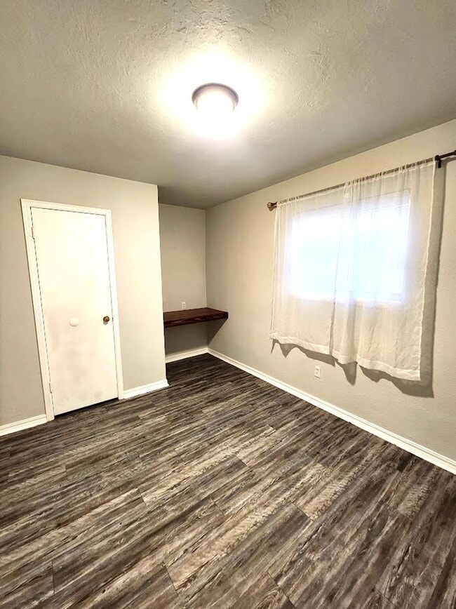 Building Photo - 3 Bed 1.5 Bath 1 Car Garage in the Henders...
