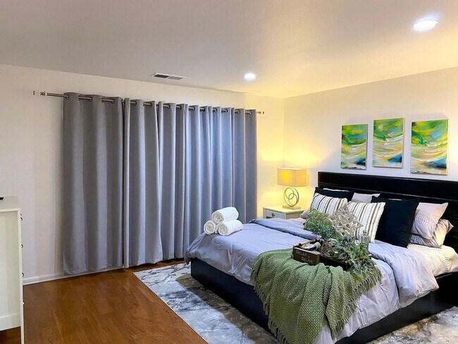 Building Photo - Classy Single Family Home Conviently located - Easy drive to Pendelton or Miramar - Nice family n...