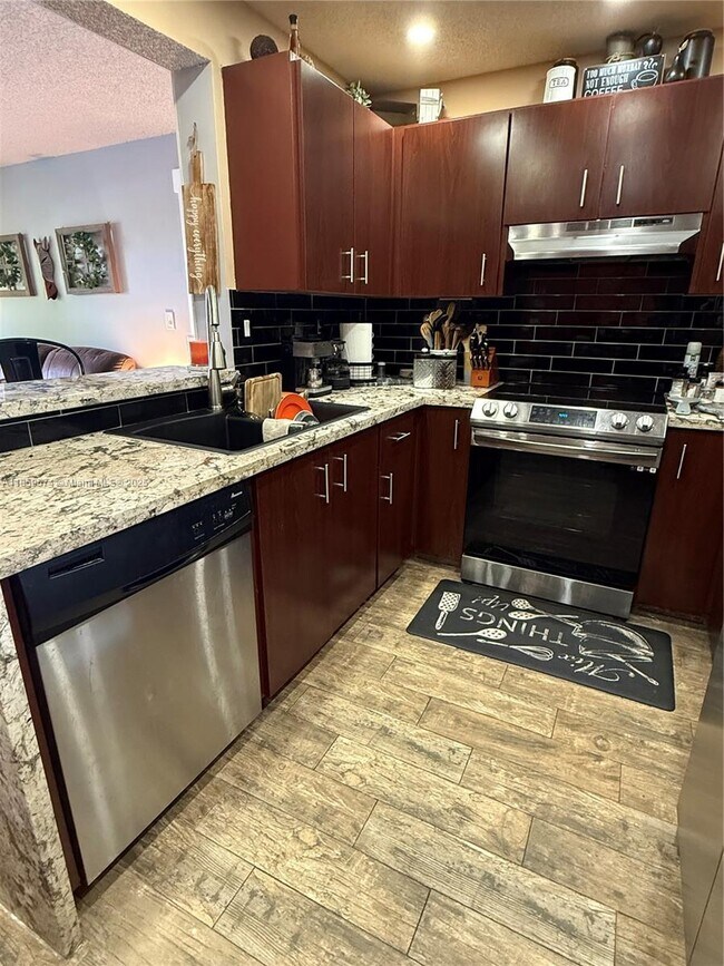 Building Photo - 301 Palm Way