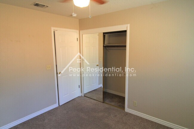 Building Photo - Spacious Foothill Farms 3bd/2ba Duplex with 2 Car Garage
