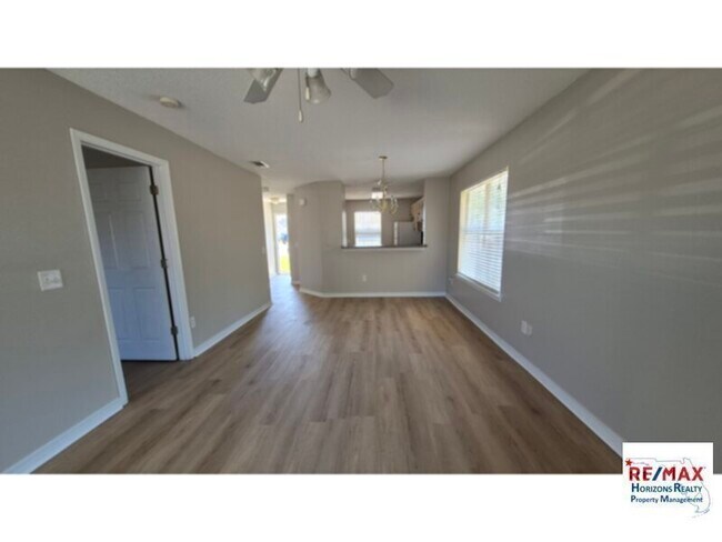 Building Photo - Delightful West Side Cottage