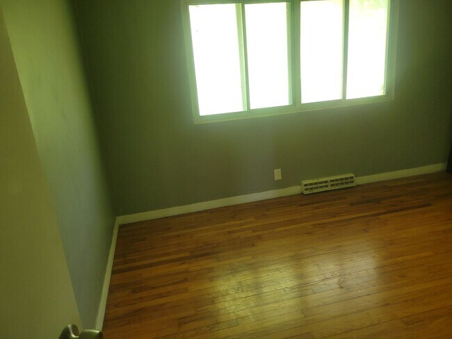 Building Photo - Cute 2 bedroom!