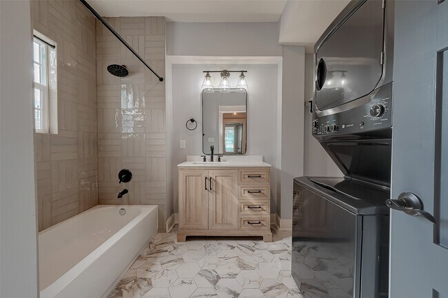 Building Photo - 1110 Ave K Ave