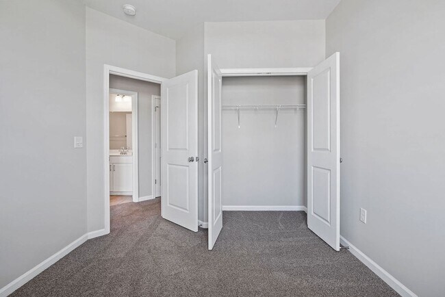 Building Photo - 3 Bedroom END unit Townhome in Clayton