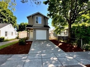 Building Photo - Beautiful 3 Bedroom Home Near University of Portland – Quiet Location!