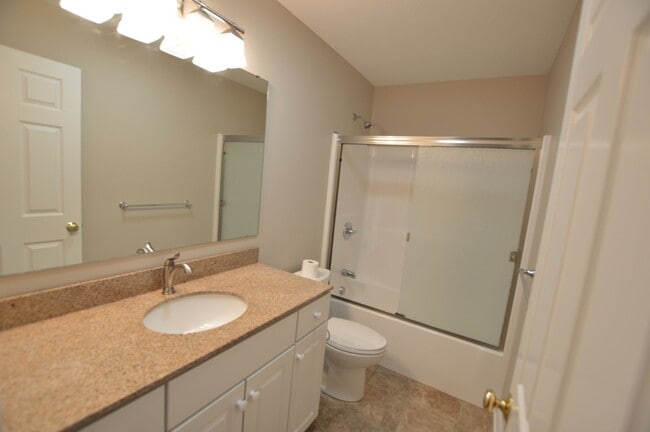 Building Photo - Premium End Unit Home!