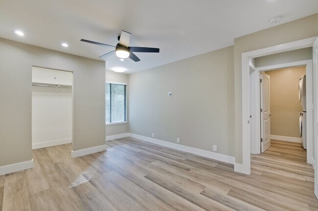 Building Photo - Stunning Modern Almost New Condo, Pets Welcome!