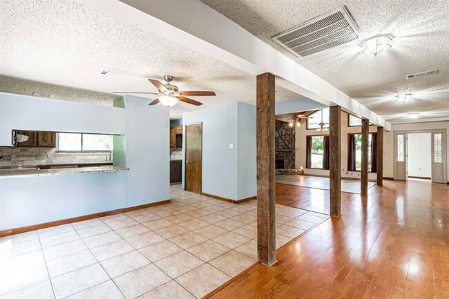 Building Photo - Spacious 3BR/2.5BA Retreat in Briarwood Es...