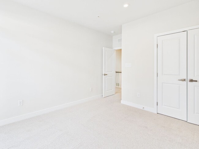 Building Photo - 8029 Lake Laurel Ln