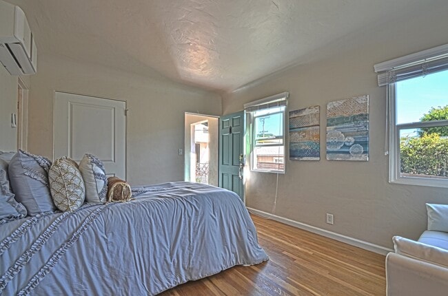 Building Photo - Must See! Amazing Studio in Hillcrest - Character GALORE