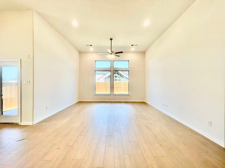 Building Photo - 16205 Garden Dr