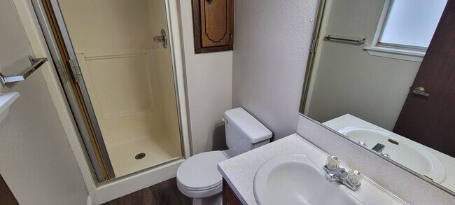 Building Photo - GREAT THREE BEDROOM 2 BATH HOME IN NORTH CLOVIS