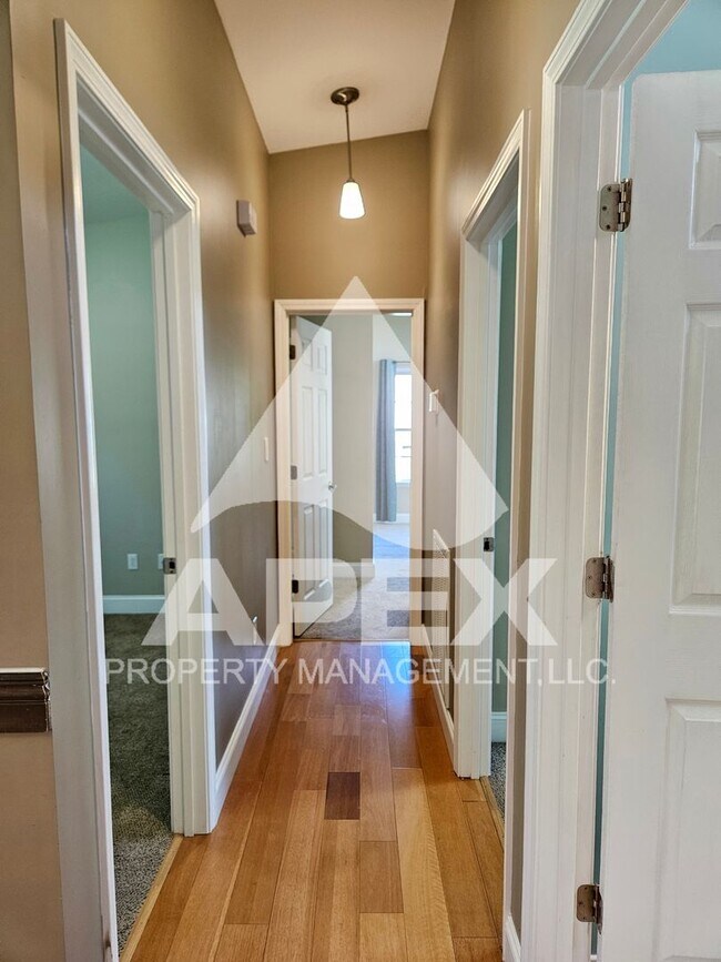 Building Photo - Contemporary Ranch Style 3Bd – 2Ba Single ...