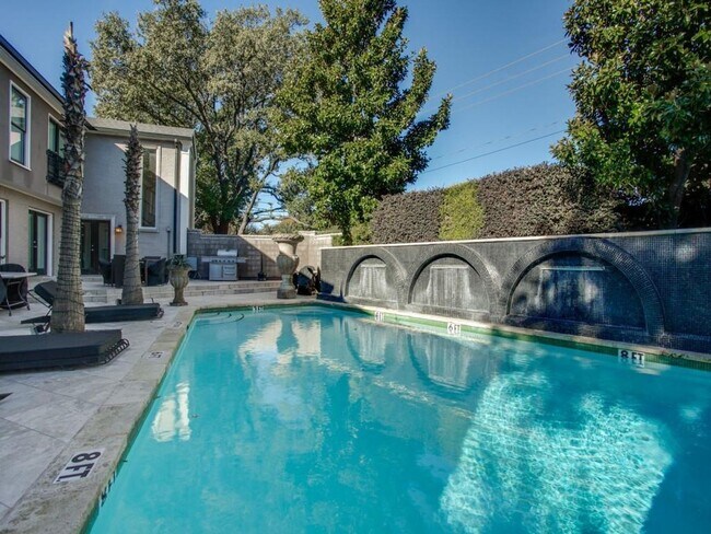 Building Photo - Remodeled Central Dallas Condo
