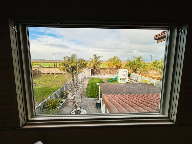 Building Photo - Home is occupied. DO NOT DISTURB TENANTS