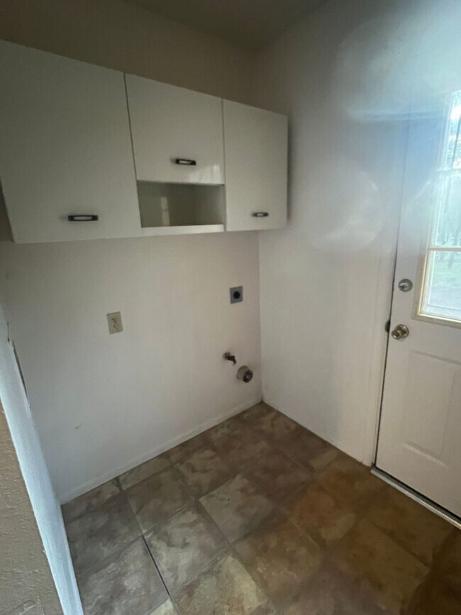 Building Photo - (LEASE PENDING) $2,475 3 Bed/2 Bath House -Country Club Estates neighborhood