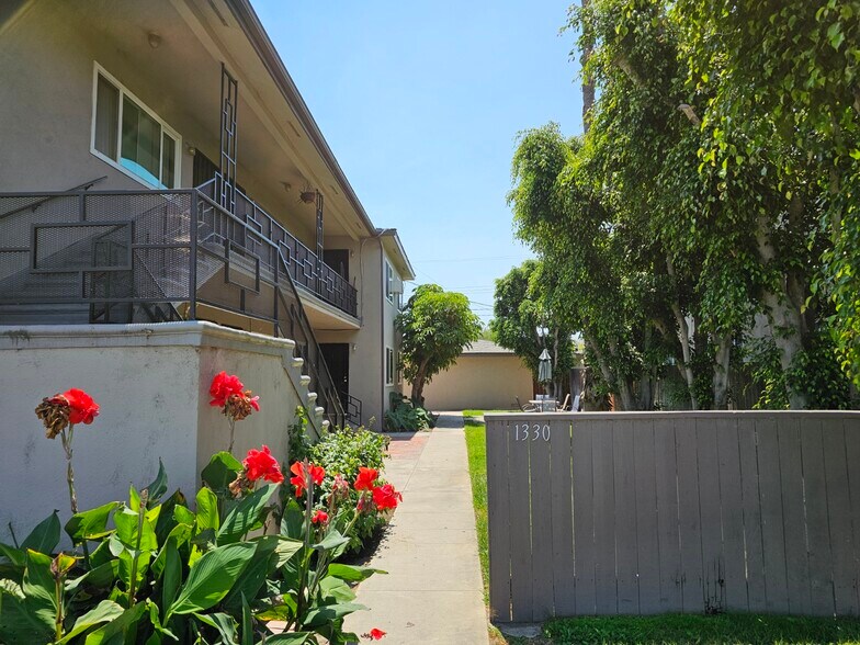 Building Photo - 1330 W Valencia Dr