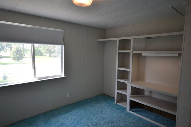Building Photo - 566 SW Paiute St