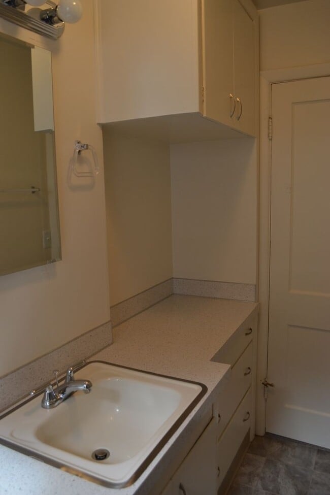 Building Photo - Quaint two-bedroom charmer in Northeast Salem