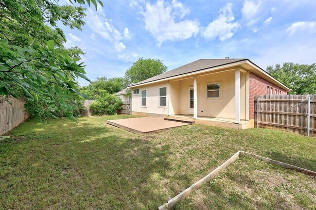 Building Photo - 914 N Creek Blvd