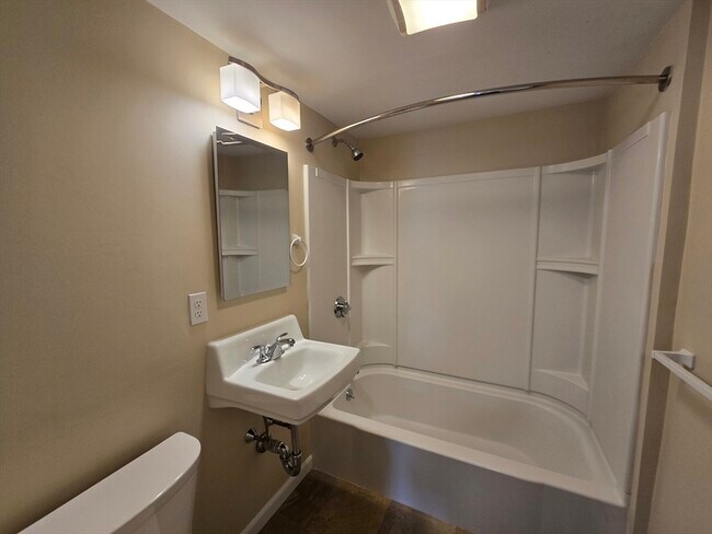 Building Photo - 194 Lincoln St