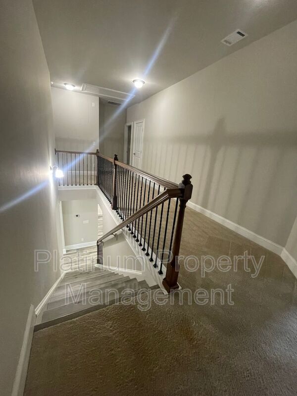 Building Photo - 5180 Mirror Lake Dr
