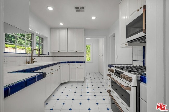 Building Photo - 629 N Rexford Dr