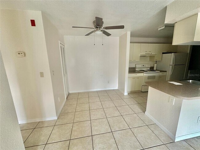 Building Photo - 2550 N Alafaya Trail